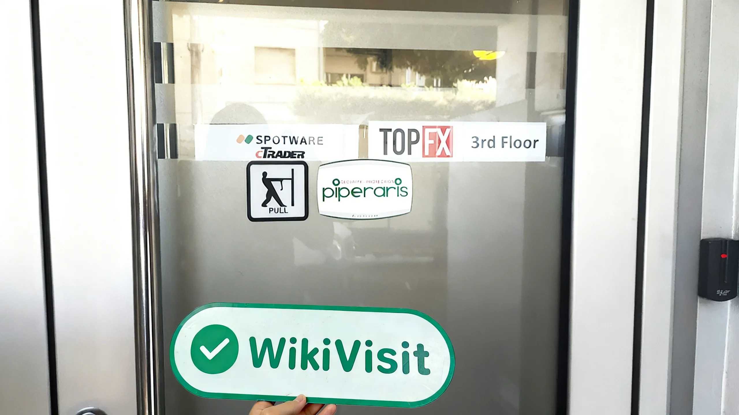 키프로스 Cryptocurrency Exchange TOPFX 방문 - 대규모 사무실